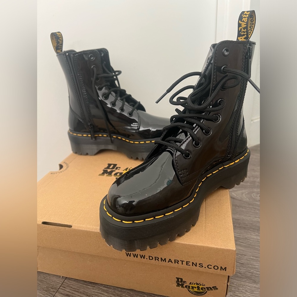 ORIGINAL DR. MARTENS!!! brand new, never worn, shiny leather boot platform - Picture 1 of 7